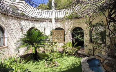 Fantastic villa with large plot, offering privacy and sea views.